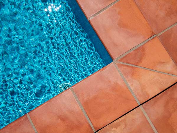 piscine-con-bordi-e-pavimentazioni-moderne-su-misura-como